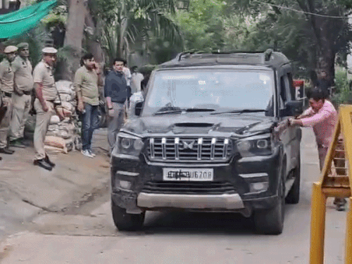 पांचों अपराधी इसी स्कॉर्पियो से आये थे, पुलिस ने स्कॉर्पियो जब्त कर ली है.