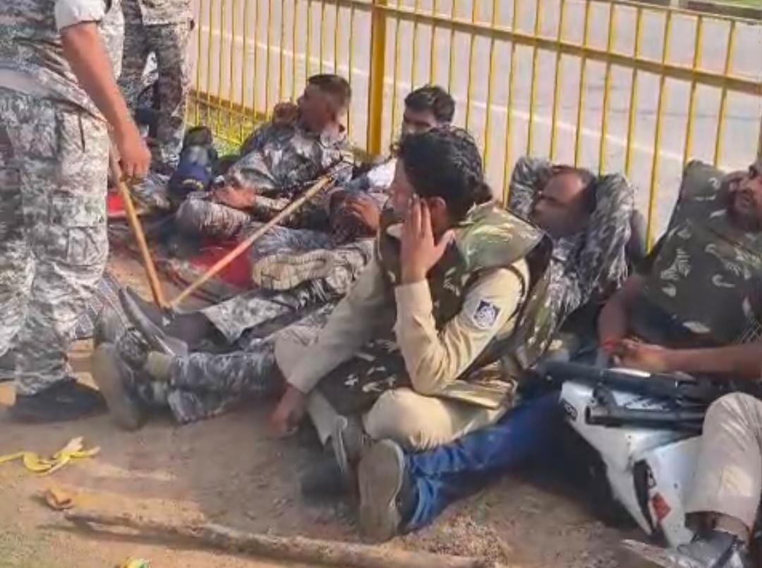 ग्वालियर दतिया हाईवे पर बैठे पुलिसकर्मी