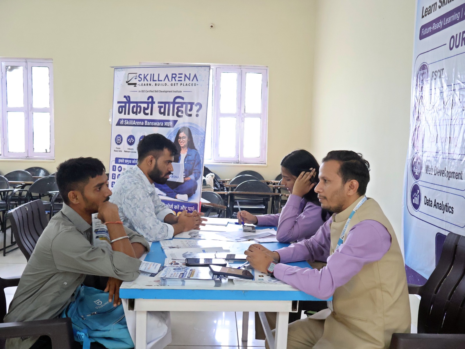 रोजगार मेले में निजी कम्पनी में काम के लिए फॉर्म भरते हुए अभ्यर्थी।