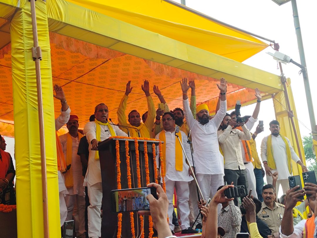 कैबिनेट मंत्री ओम प्रकाश राजभर ने जनसंवाद कार्यक्रम को संबोधित किया।