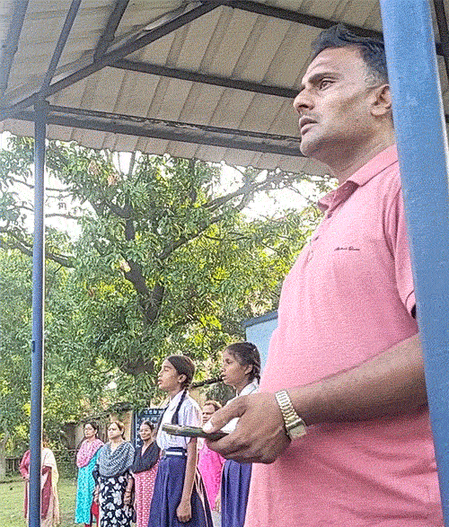 ये सोदपुर कोलयिरी हाईस्कूल का वीडियो है। यहां बच्चे राष्ट्रगीत के दो पैरा आसानी से गा रहे थे। इसी दौरान टीचर ने मोबाइल पर गीत प्ले किया हुआ था।