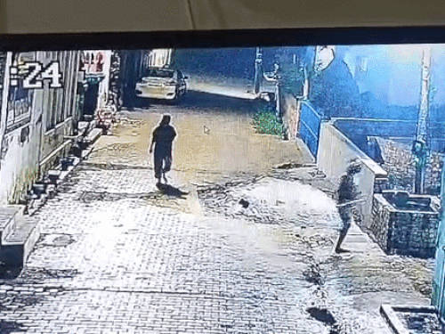 लाठी लेकर पुजारी को मारने के लिए जाता आरोपी पंकज, उसके पीछे उसकी पत्नी और घर से निकलता उसका साथी।