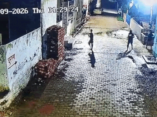 वारदात के बाद लाठी को छुपाता पंकज का साथी और गली से बाहर आते आरोपी पति-पत्नी।
