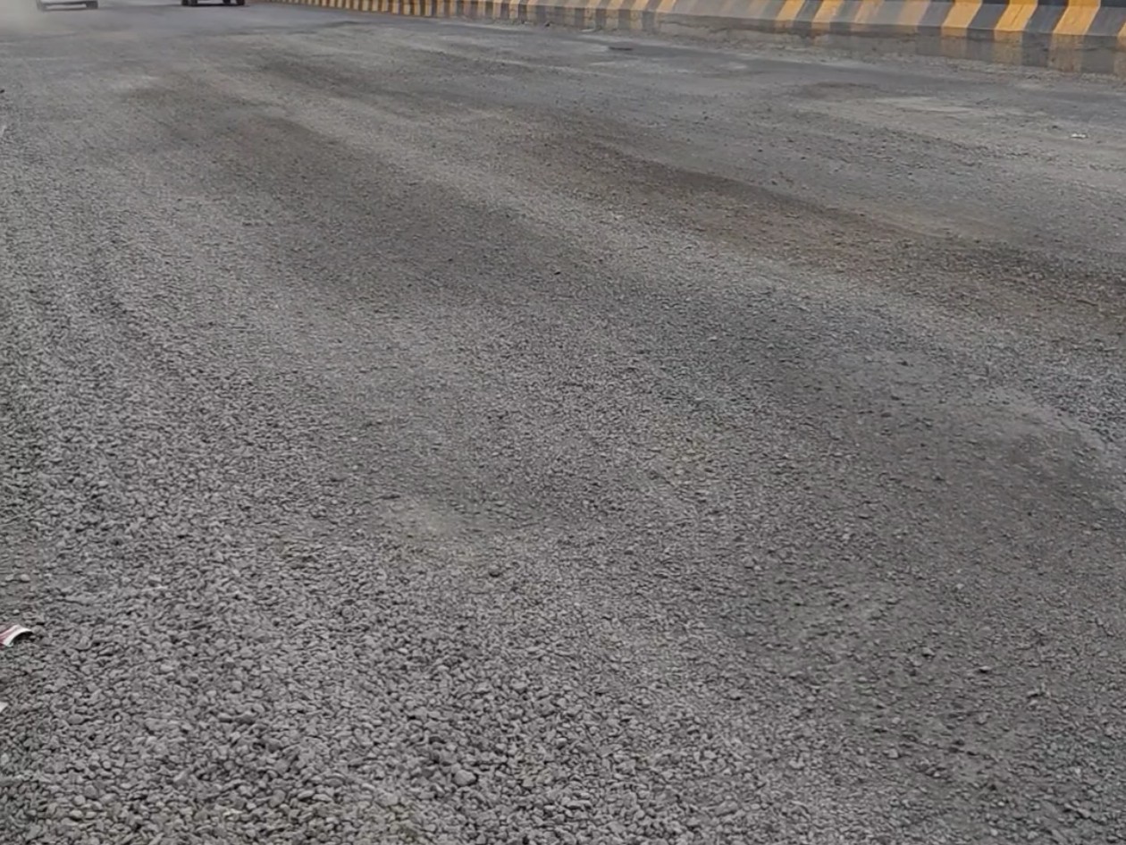 लोग गड्ढों से परेशान हैं