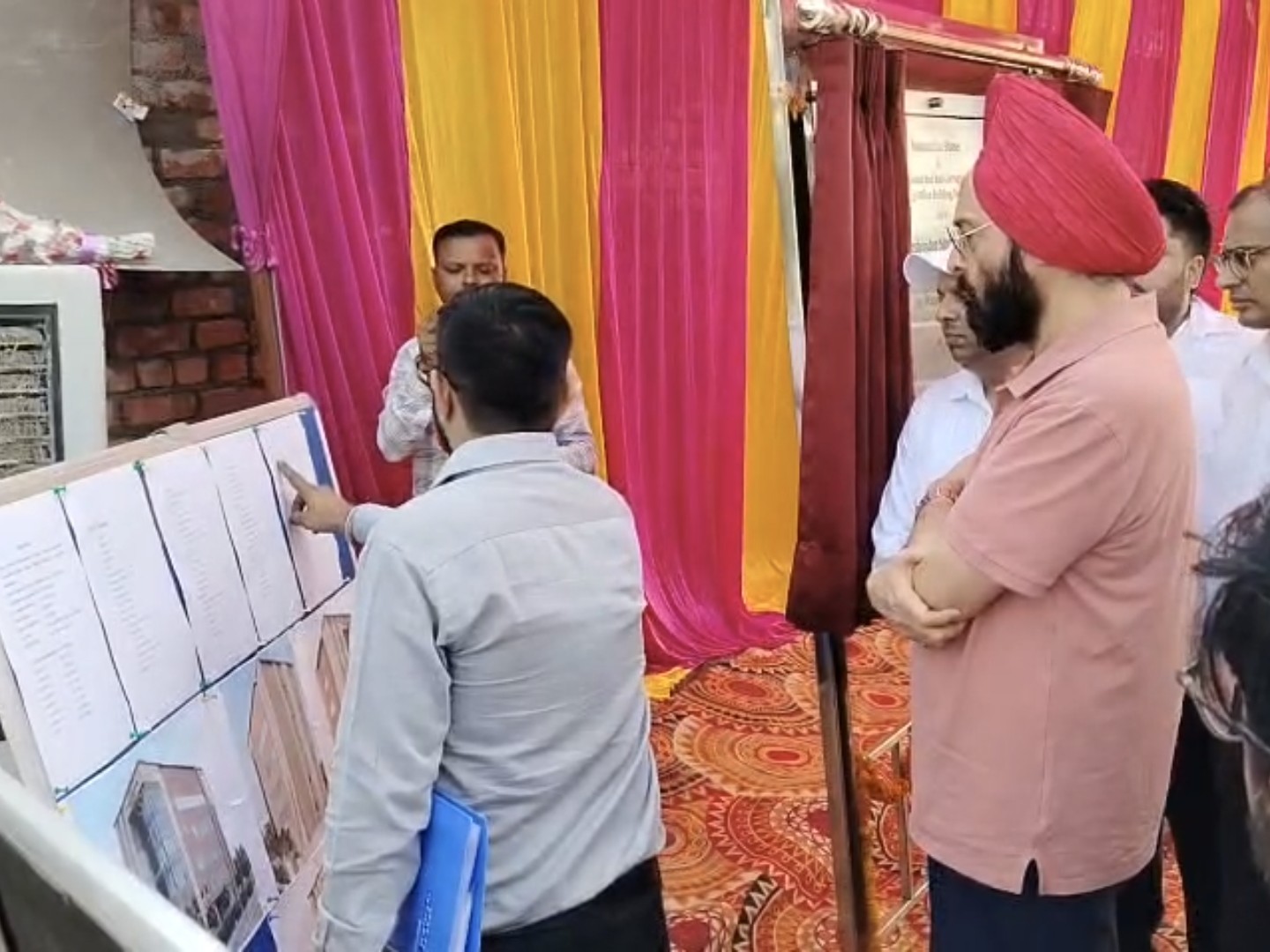 प्रोजेक्ट को लेकर इंजीनियर से बात करते हुए एंटी करप्शन ब्यूरो के डीजीपी।
