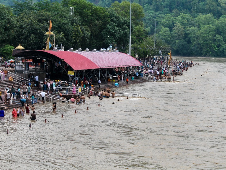उत्तराखंड के ऋषिकेश में पहाड़ों पर लगातार बारिश के बाद गंगा नदी का जलस्तर बढ़ने लगा है। त्रिवेणी घाट पर कई सीढ़ियां पानी में डूब गईं।