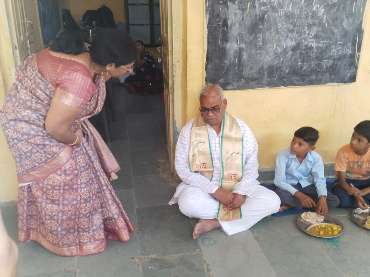 बच्चों के साथ मिड-डे मील खाया, कम उपस्थिति पर जताई नाराजगी