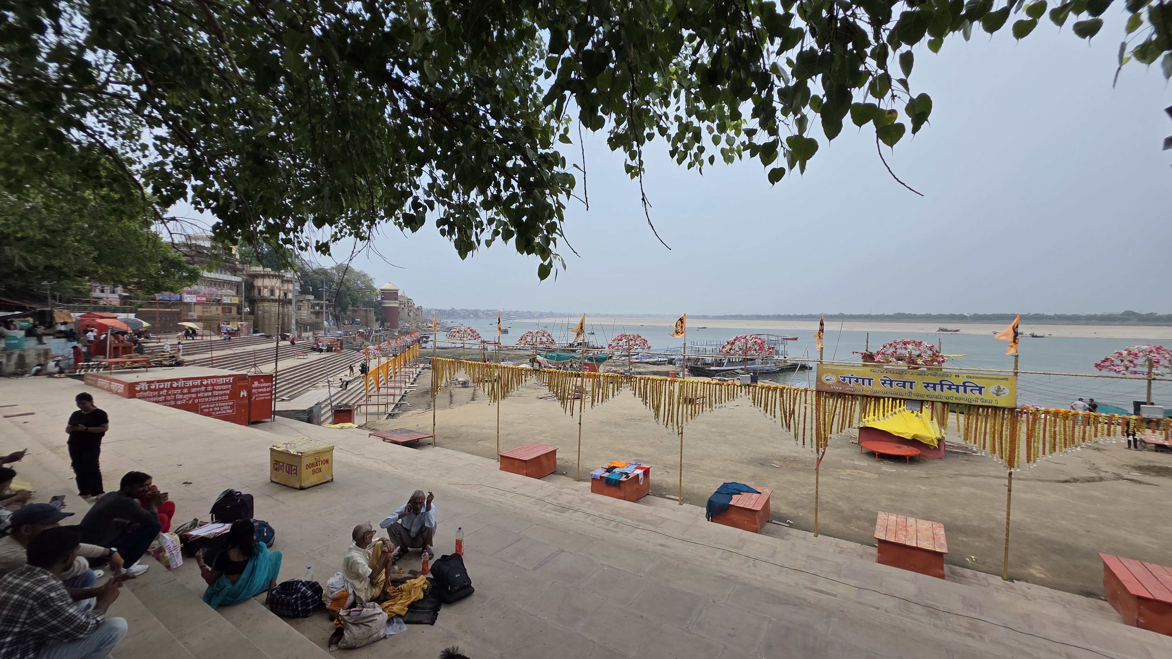 गर्मी बढ़ने पर घाट पर कम हुए श्रद्धालु।