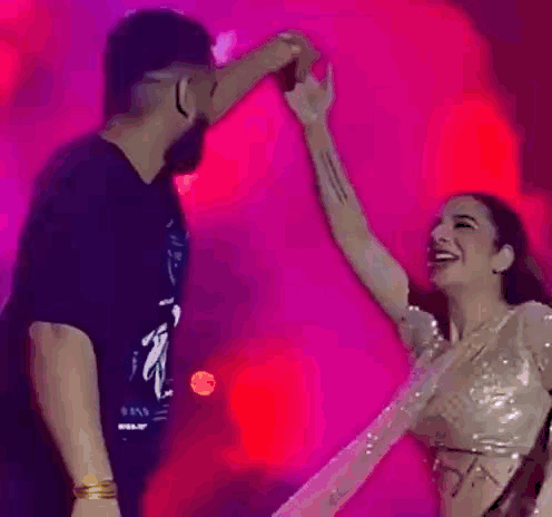 अपने साथी की उंगली पड़कर घूमते हुए जैस्मिन!