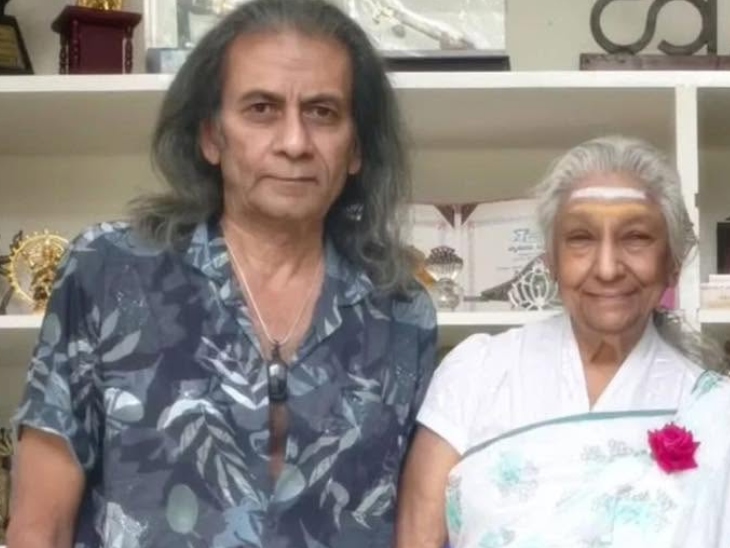 एस जानकी के बेटे मुरली कृष्ण ने भरतनाट्यम का प्रशिक्षण भी लिया था।