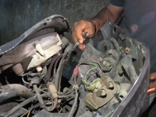 सीट के नीचे एक काले रंग का सांप छिपा हुआ था