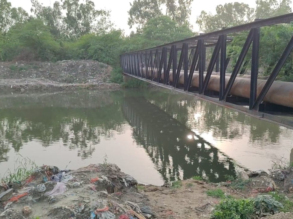आगरा कैनाल, जहां युवक-युवती कूदे।