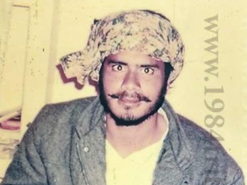 दहशतवादी शेरा हातात AK-47 घेऊन. हा फोटो रवनीत सिंग बिट्टू यांनी सोशल मीडियावर पोस्ट केला.