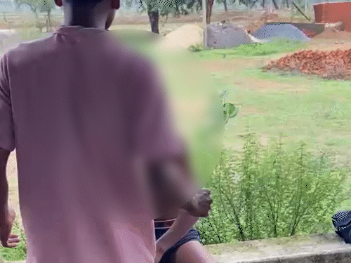 लड़कों ने पिटाई क्यों की, इसका कारण अभी अज्ञात है।