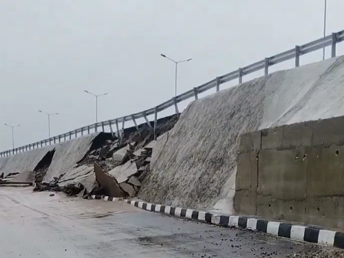 मेरठ में नेशनल हाईवे की बाउंड्री वॉल धंस गई। एक महीना पहले ही यह बाउंड्री वॉल बनी थी।