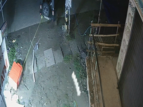 फिर थार से बांधकर ही ATM को सड़क पर घसीटने लगे तभी रस्सी टूट गई।