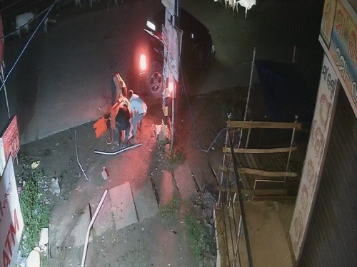 चोर गाड़ी लेकर वापस आए और मशीन को दोबारा उठाने की कोशिश की।