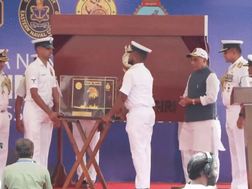 रक्षा मंत्री राजनाथ सिंह ने विशाखापट्टनम नेवल डॉकयार्ड में INS महेंद्रगिरि को भारतीय नौसेना में शामिल किया।