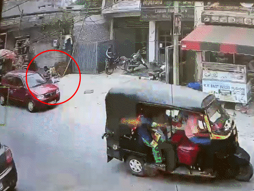 महिला के टॉप्स छीनकर कार को तेज रफ्तार में भगाते लुटेरे। महिला काफी देर तक गहने बचाने की कोशिश करती है।