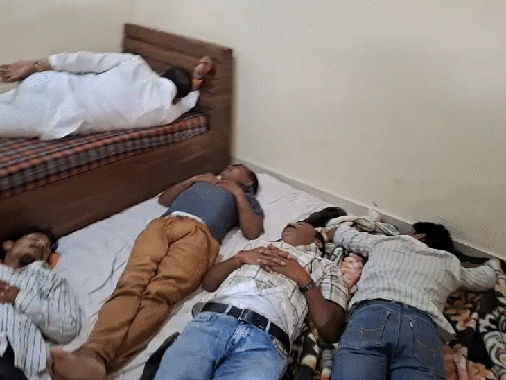 भाजपा कार्यालय के अंदर कई नजरबंद कार्यकर्ता सोते हुए नजर आए।