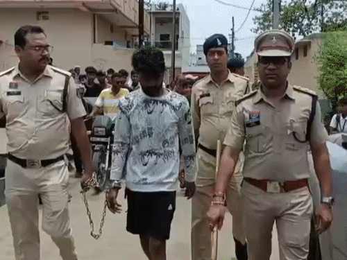 पुलिस आरोपी को सीन रिक्रिएट कराने घटनास्थल पर लेकर पहुंची।