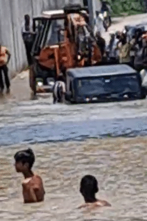 हापुड़ में 2 दिन हुई जोरदार बारिश के बाद गांव दादरी के अंडरपास में पानी भर गया। इसमें थार कार डूब गई। जेसीबी की मदद से उसे बाहर निकाला गया।