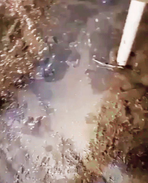 पहलगाम में बादल फटने के बाद सड़कों पर पानी और कीचड़ भर गया।