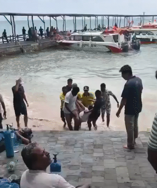 समुद्र में डूबे लोगों की बॉडी उठाकर ले जाते स्थानीय लोग।