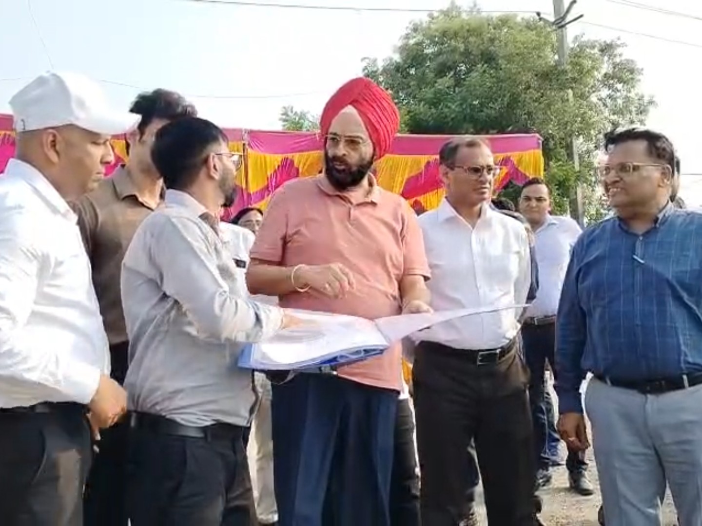 प्रोजेक्ट को लेकर इंजीनियर से बात करते हुए एंटी करप्शन ब्यूरो के डीजीपी।