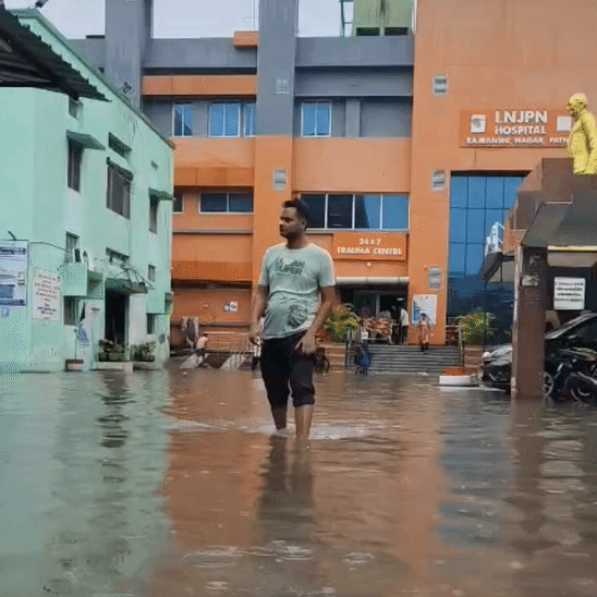मूसलाधार बारिश के चलते पटना का LNJP अस्पताल परिसर में घुटनों तक पानी भर गया।