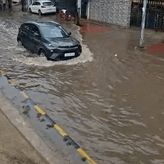 पटना के न्यू पुनाईचक इलाके में रास्तों में भारी जल जमाव देखने को मिली।