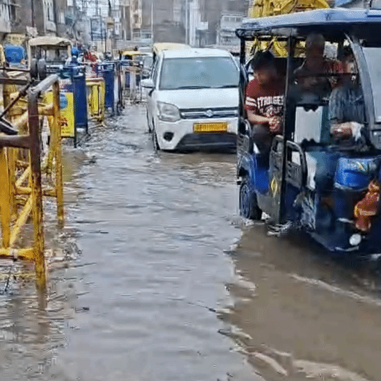 पटना के करबिगहिया इलाके के रास्तों में पानी भरने से गाड़ियों की आवाजाही धीमी हो गई।