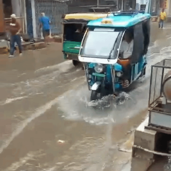 पटना के पत्थर की मस्जिद इलाके में जल जमाव के कारण रास्ते से गुजरना मुश्किल हो गया।