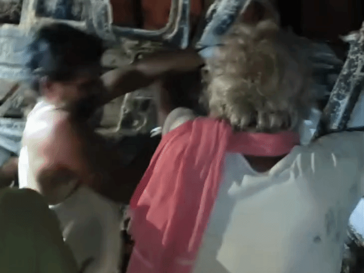 घटना में ट्रेलर का ड्राइवर जिंदा जल गया।