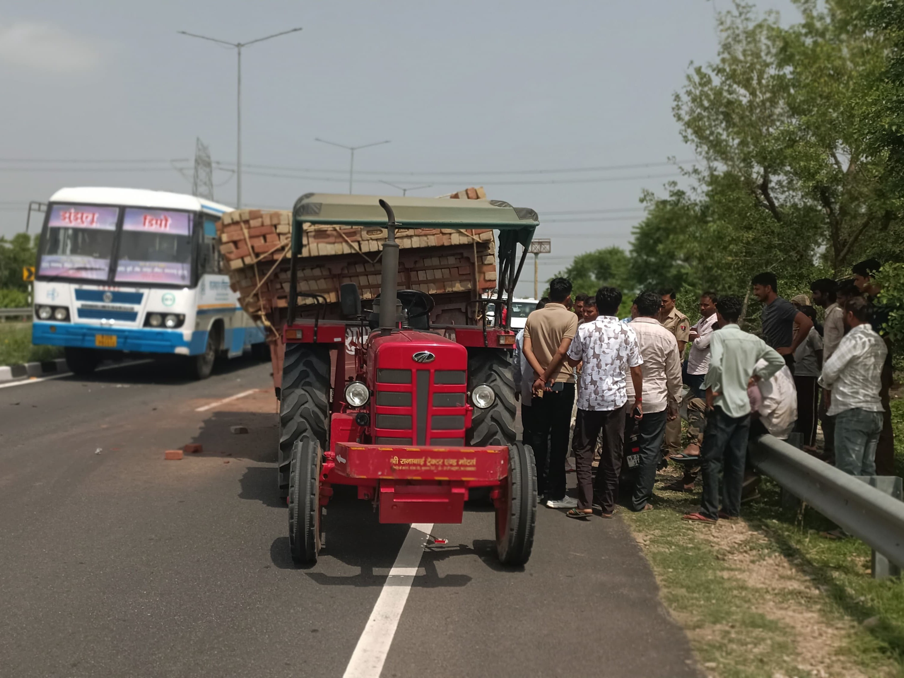 ईंटों से भरी ट्रैक्टर-ट्रॉली से कार टकरा गई।