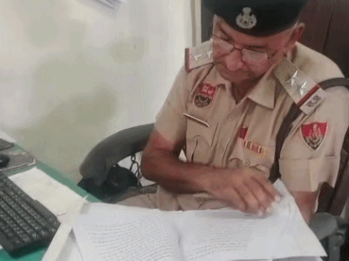 बस स्टैंड पुलिस चौकी का वह वीडियो, जिसमें कंडक्टर चौकी प्रभारी से बार-बार पूछ रहा, पर कोई जवाब नहीं मिला।