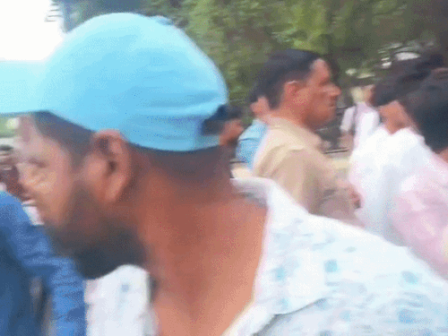 6 जून को बस स्टैंड पर बस रोकने के बाद युवक और कंडक्टर एक-दूसरे की वीडियो बनाते हुए