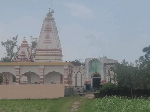 शिव मंदिर के बिल्कुल सामने बनी नकोदर पीर की दरगाह। दोनों के बीच सिर्फ गली का फासला है।