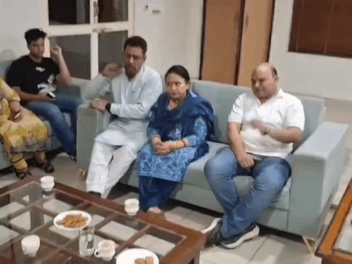 डबवाली जिलाध्यक्ष रेणू शर्मा से माफी मांगते हुए कालांवाली से बीजेपी नेता टिशू प्रधान। पास में पूर्व सांसद चरणजीत रोड़ी