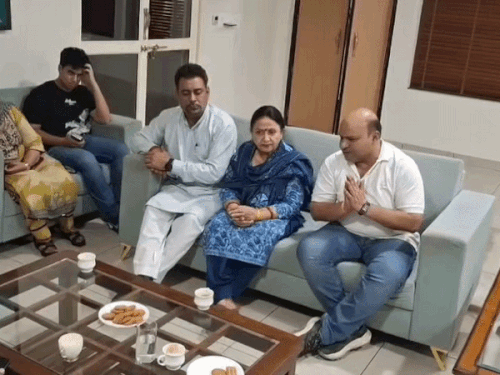 सिरसा जिले में डबवाली जिलाध्यक्ष रेणू शर्मा के पास बैठक माफी मांगते हुए वीडियो में नजर आए कालांवाली से बीजेपी नेता टिशू प्रधान। - Dainik Bhaskar