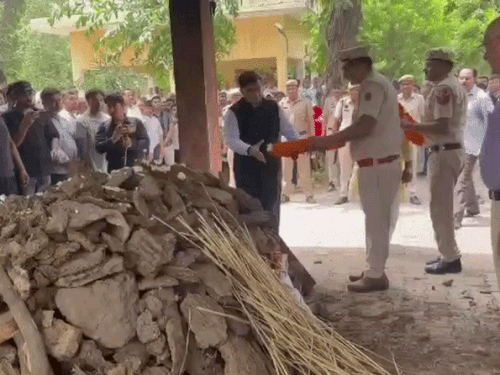 अंतिम संस्कार के मौके पर नूंह के एसपी अर्पित जैन सहित पुलिस के वरिष्ठ अधिकारी मौजूद रहे।