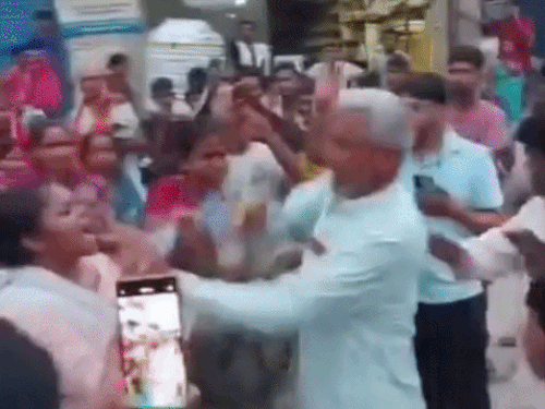 फरीदाबाद में कहा- गलत तरीके से छुआ; 4 दिन से बिजली न आने पर सड़क पर बैठी थीं|फरीदाबाद,Faridabad - Dainik Bhaskar