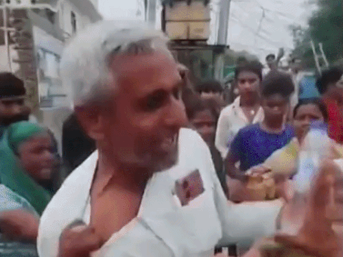 JE का कॉलर पकड़ कर खींचती महिलाएं।