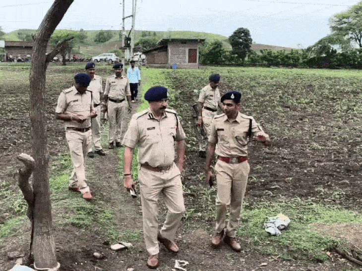 अलीराजपुर एसपी रघुवंश सिंह भदौरिया पुलिस बल के साथ घटनास्थल पर पहुंचे