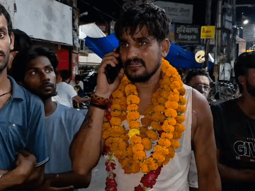 हंगामा कर रहा युवक एक फोन पर हजारों लोगों के इकट्‌ठे होने की धमकी देता भी सुनाई दिया।