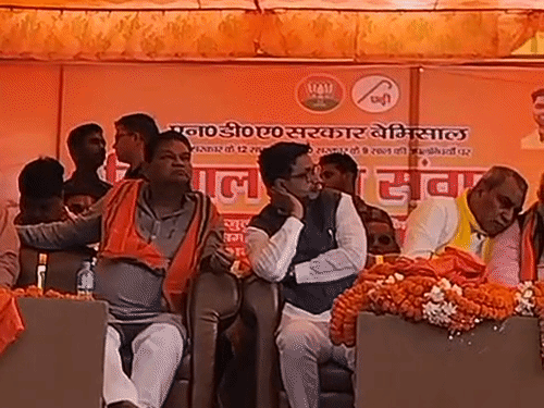 भाजपा के जनसंवाद कार्यक्रम में मंत्री ओपी राजभर, दयाशंकर सिंह और दानिश आजाद अंसारी एक मंच पर दिखे।