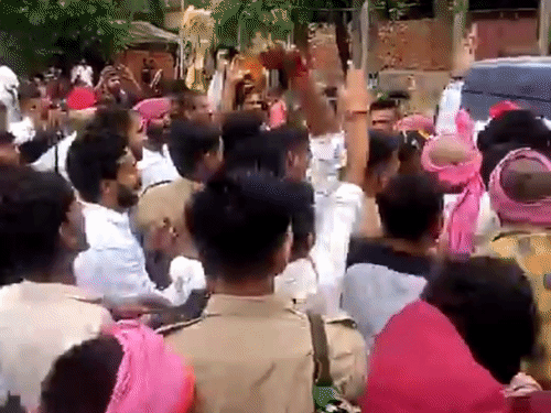 सपा कार्यकर्ताओं ने मंत्री राजभर के विरोध में काले झंडे दिखाए।