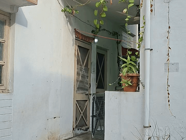 डाक कुंज कॉलोनी के इस मकान में डाक सहायक उर्मीला सैनी रहती थीं।