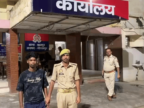 एक आरोपी राज निषाद गिरफ्तार, अन्य की तलाश में पुलिस दबिश दे रही है।