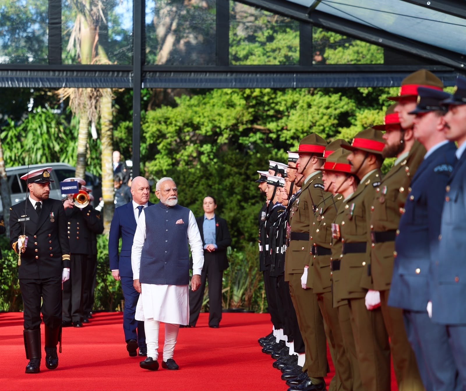 पीएम मोदी को ऑकलैंड के गवर्नमेंट हाउस में ‘गार्ड ऑफ ऑनर’ दिया गया।